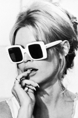 Lato w stylu Brigitte Bardot: jak się ubierać, by wyglądać jak francuska aktorka?